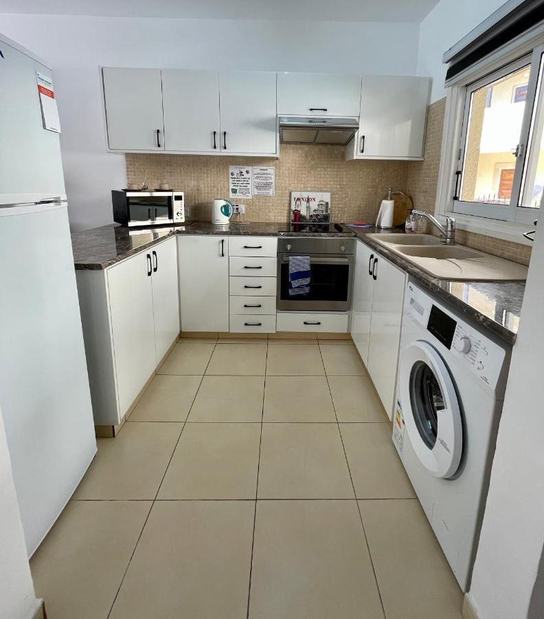 109 Queens Gardens, Paphos Apartment ภายนอก รูปภาพ