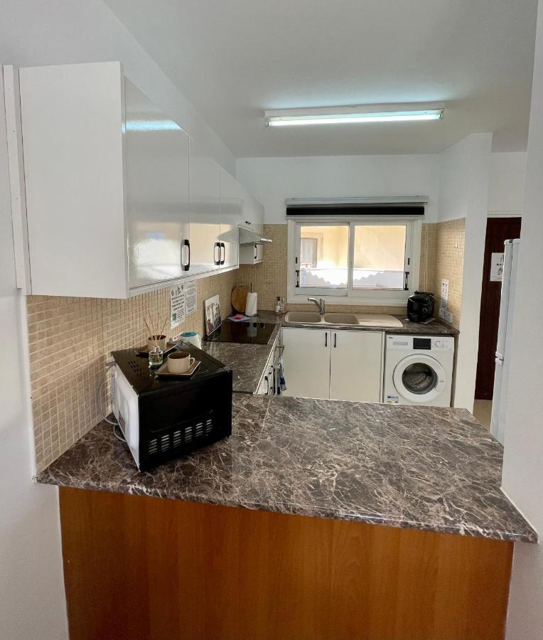 109 Queens Gardens, Paphos Apartment ภายนอก รูปภาพ