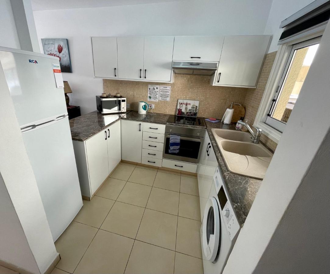 109 Queens Gardens, Paphos Apartment ภายนอก รูปภาพ